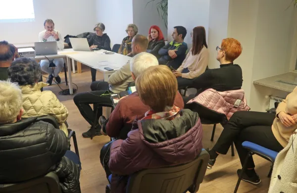 Na javni seji KS mesto Idrija o zdravstvu so Idrijčani soglašali, da 
je nevzdržnim razmeram s kar 2337 občani brez zdravnika nujno 
narediti konec z bolj odgovornim delom.