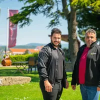 Patrik Babič (levo) je novi najemnik trgovine v Marezigah, na fotografiji 
z očetom Alenom Babičem, med drugim gonilno silo gostilne Karjola. 