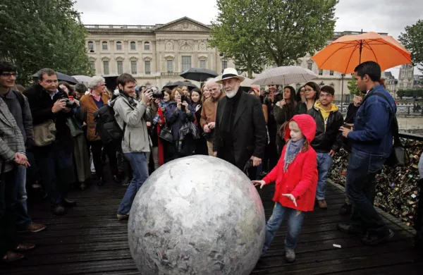Kroglo, ki bo zaznamovala odprtje čezmejne prestolnice kulture, bodo oblepili  s članki o prelomnih 
dogodkih, ki so zaznamovali zgodovino Goriške, o katerih sta poročala Primorski dnevnik in Il Piccolo. 