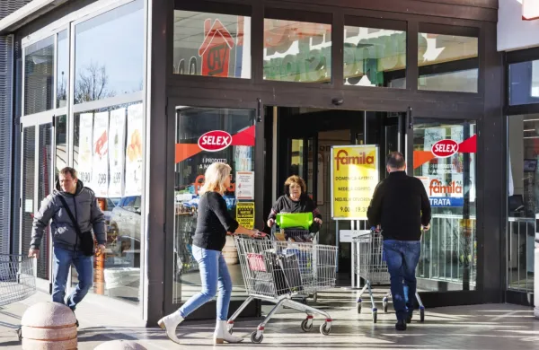 Slovenski kupci v Italiji  najpogosteje kupujejo pašto, riž, radensko ... Ko so izdelki v akciji, jih marsikdo kupi tudi na na zalogo.   