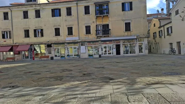 Prešernov trg, eden najbolj neizkoriščenih in podcenjenih trgov v 
Kopru, je pozimi še posebno puščoben.