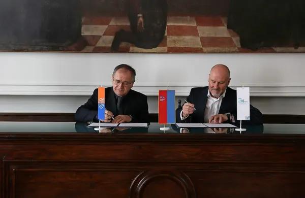 Direktor koprskega ZRS Rado Pišot predsednik Evro-sredozemske 
univerze (EMUNI)  Rado Bohinc sta v Piranu danes podpisala 
sporazum o sodelovanju. 