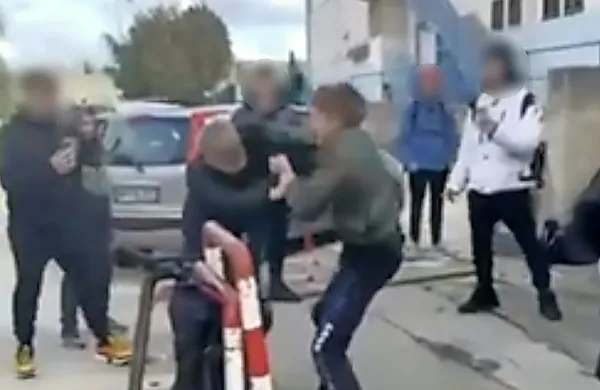 Medtem ko  sta  se  šolarja  pretepala,  so  drugi  s  telefoni snemali.