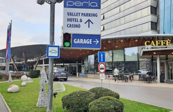 Obiskovalec Perle je torbico Italijana neopazno pograbil in z njo 
zapustil igralnico.