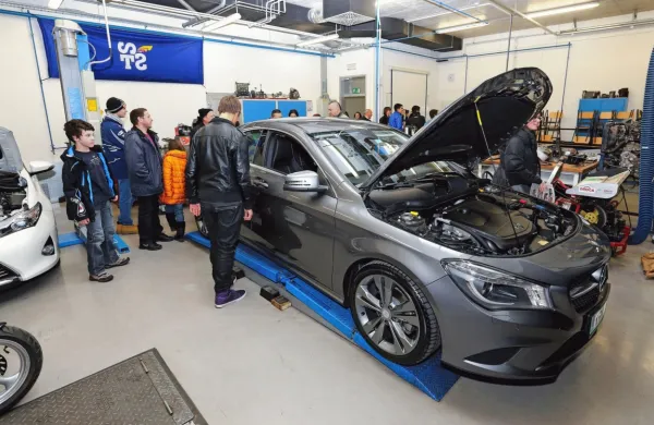 Na Srednji tehnični šoli v Kopru ponujajo dijakom izbiro izobraževanja, ki jim omogoča, da kandidirajo za štipendijo za 
deficitarne poklice. 