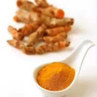 

Ko je le mogoče, jedem dodajte ščepec kurkume.