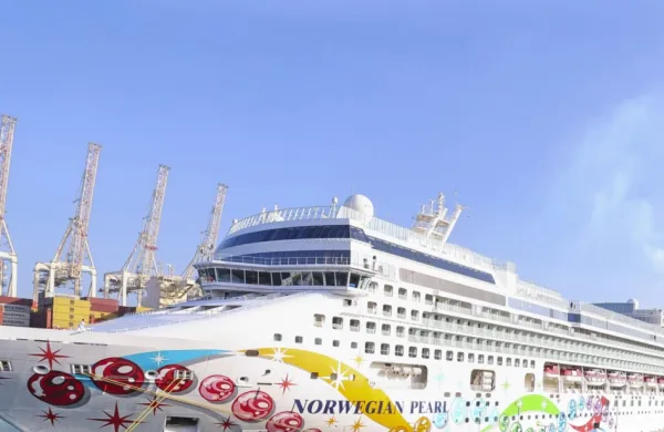 Ena od ladij iz flote Norwegian Cruise Line Holdings na koprskem 
potniškem terminalu