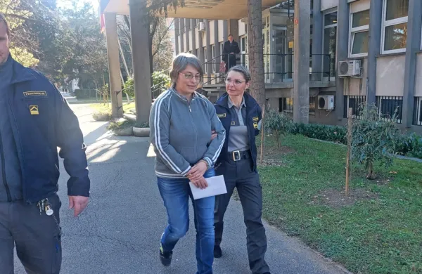 Majdo  Bajt (na sredini) sta pravosodna policista  po  obravnavi  na novogoriškem  sodišču  spet  odpeljala  nazaj  na  mariborsko  forenzično  psihiatrijo.