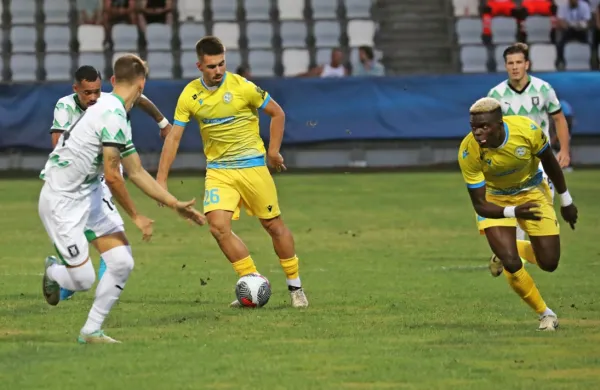 Prvi medsebojni obračun v Kopru je pripadel Olimpiji (v zeleno- 
belih dresih). Kako bo jutri?