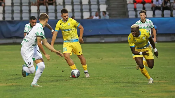 Prvi medsebojni obračun v Kopru je pripadel Olimpiji (v zeleno- 
belih dresih). Kako bo jutri?