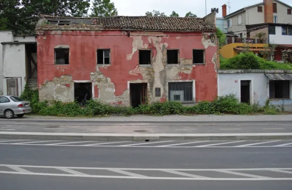 Vse kaže, da nekdanja gostilna ne bo dočakala boljših časov. Občina je odkupila zemljišče, da bi pospešila državne načrte za rekonstrukcijo 
Šmarske ceste oziroma izgradnjo hitre ceste. 