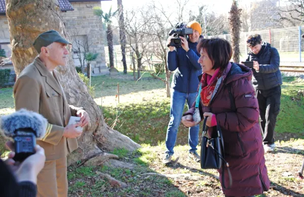 Na  mejnem prehodu Pristava bo obiskovalce ustavil  carinik, ki bo  
poskušal ugotoviti, kje skrivajo pretihotapljene predmete. 