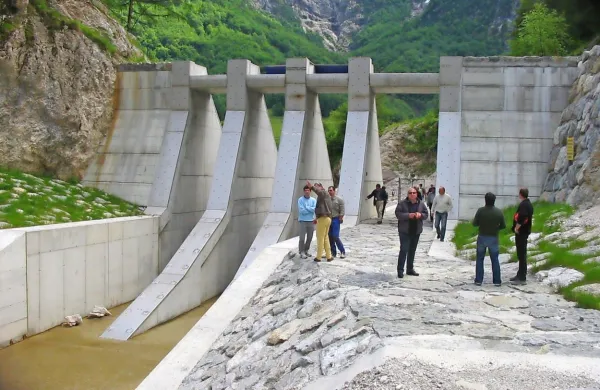 Razbijač murastega toka na Predelici je eden  izmed varnostnih 
ukrepov. 