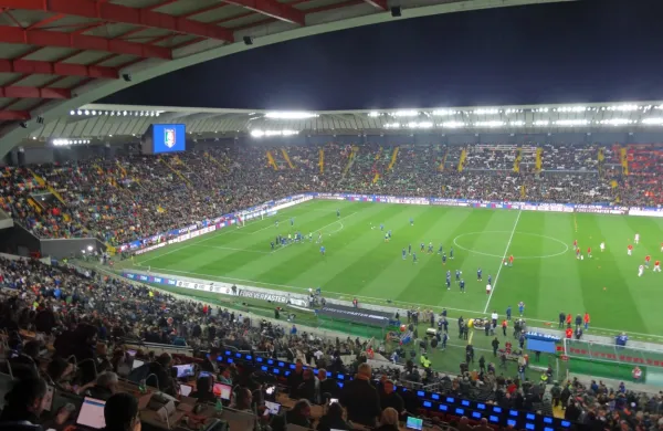 Ob zelenici na videmskem stadionu se lahko hkrati usede 25.000 gledalcev.