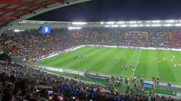 Ob zelenici na videmskem stadionu se lahko hkrati usede 25.000 gledalcev.