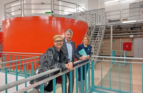 Marca lani so si (z leve) umetniška svetovalka GO!2025 Neda 
Rusjan Bric, generalni direktor SENG Mitja Gorjan in (takrat v.d.) 
direktorica zavoda GO!2025  Mija Lorbek ob pogovorih o muzeju 
tehniške dediščine in stalni razstavi o  obnovljivih virih energije  
ogledali  tudi enega od treh agregatov v hidroelektrarni Doblar. 