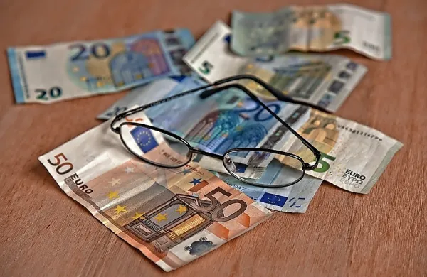 Zakonsko določena bruto urna postavka za študentsko delo bo od 
sobote 7,34 evra, za upokojence pa od 1. marca 7,35 evra.