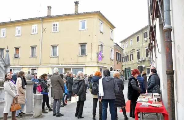 Utrinek z lanskoletne, prve Karavane kulture na Prešernovem trgu 
v Kopru.