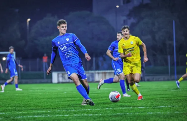 Alen Korošec (v ospredju, v modrem dresu) je jeseni pri Gorici 
zbral lepo število drugoligaških minut.  