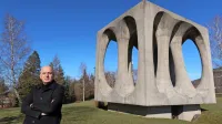 Dragan Živadinov na hribu svobode, ki mu kraljuje spomenik Janeza Lenassija in arhitektke Žive Baraga: “To je ultimativna javna plastika, ena najpametnejših v republiki.”