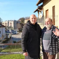 Med potepom po  Ilirski Bistrici je Dragan Živadinov naletel na presenečenje: pozdravil ga je nekdanji taborniški starešina   in naš novinarski kolega Tomo Šajn.