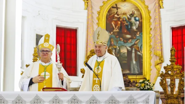 Jurij Bizjak (desno) je škofovsko palico koprske škofije predal Petru Štumpfu.