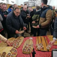 Nabito polna gostilna Ukmar v Dutovljah je gostila deveti dan za 
krodegine.