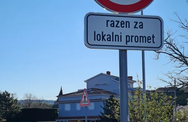 Verjetno bodo ob  teh prometnih znakih postavili dodatne usmerjevalne table.