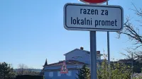 Verjetno bodo ob  teh prometnih znakih postavili dodatne usmerjevalne table.