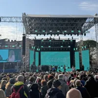 

Na trgu Travnik sta  nastopajoče in zbrane  pozdravila župana Nove 
Gorice in Gorice Samo Turel in Rodolfo Ziberna. 