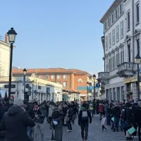 Povorko spremlja dobro razpoložena množica ljudi.