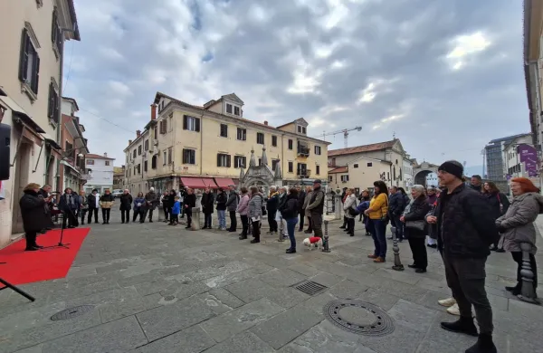 Utrinek z lanskoletnega branja poezije na Prešernovem trgu v 
Kopru.