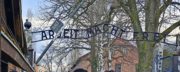 Cinični napis na vhodu v Auschwitz: Delo osvobaja