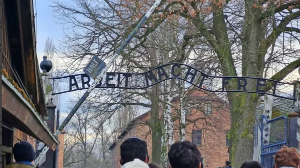 Cinični napis na vhodu v Auschwitz: Delo osvobaja