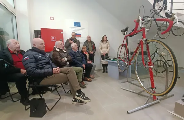 Rudi Valenčič (v prvi vrsti tretji z leve) in njegovo tekmovalno 
kolo