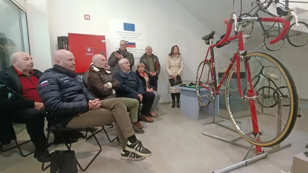 Rudi Valenčič (v prvi vrsti tretji z leve) in njegovo tekmovalno 
kolo