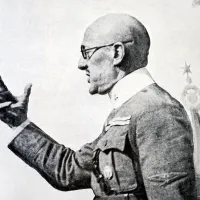 Film opisuje  16-mesečno vojaško okupacijo Reke, ki jo je pred 
stotimi leti izvedel  pesnik in  vojskovodja Gabriele D'Annunzio. 