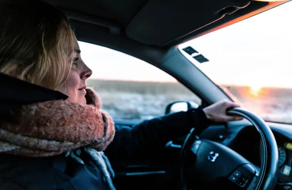 Med vožnjo slecite debele plašče in bunde, prav tako snemite 
rokavice.