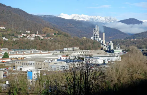 Skupina Alpacem, ki je navzoča tudi v v Anhovem (na fotografiji), 
prevzema italijansko cementarno Fanna v Furlaniji - Julijski 
krajini. 