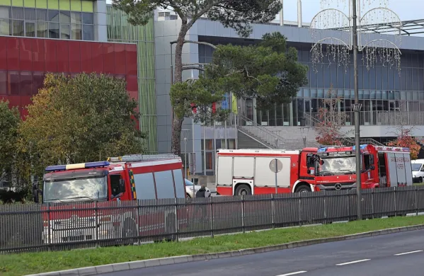 Občine skupaj z vzgojno-izobraževalnimi zavodi skrbijo za ustrezno požarno varnostno politiko, pri čemer sodelujejo z gasilskimi enotami,  inšpekcijskimi službami in strokovnjaki za 
varstvo pred požarom. 