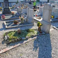 Mirensko pokopališče  je leta 1947 meja   razdelila med Jugoslavijo 
in Italijo.