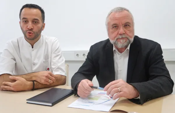 Strokovni direktor Zdravstvenega doma Idrija  Miloš Simov (levo) 
je po pozivu k odstopu direktorja Tomaža Glažarja zbral 82 
odstotkov podpisov podpore zaposlenih v prid ohranitvi direktorja.
