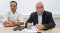 Strokovni direktor Zdravstvenega doma Idrija  Miloš Simov (levo) 
je po pozivu k odstopu direktorja Tomaža Glažarja zbral 82 
odstotkov podpisov podpore zaposlenih v prid ohranitvi direktorja.
