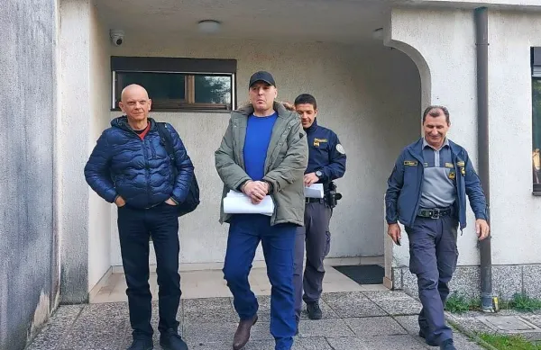 Elviro Valjak (na sredini), levo ob njem odvetnik Gorazd Gabrič, je od konca lanskega julija v priporu.  