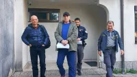 Elviro Valjak (na sredini), levo ob njem odvetnik Gorazd Gabrič, je od konca lanskega julija v priporu.  