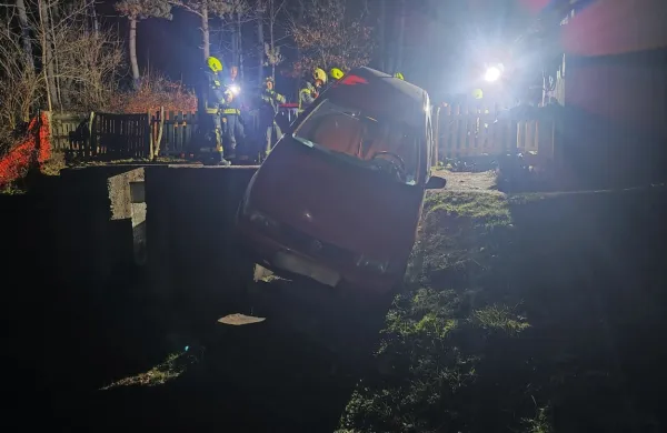 Pri Neverkah  je  voznik  z  avtom   končal v jarku. 