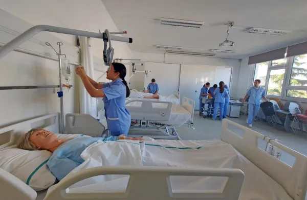 Dijaki lahko v prenovljenih učilnicah z vrhunsko opremo dobijo 
izkušnje realne bolniške sobe. 