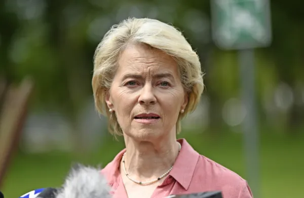  Evropska komisija se bo na ameriške carine na uvoz jekla in 
aluminija odzvala z odločnimi in sorazmernimi protiukrepi, je 
napovedala njena predsednica Ursula von der Leyen.  