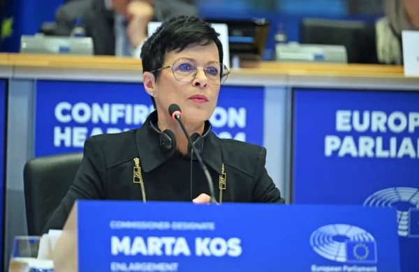 Evropska komisarka Marta Kos se je na dogajanje v Srbiji odzvala 
mlačno. 