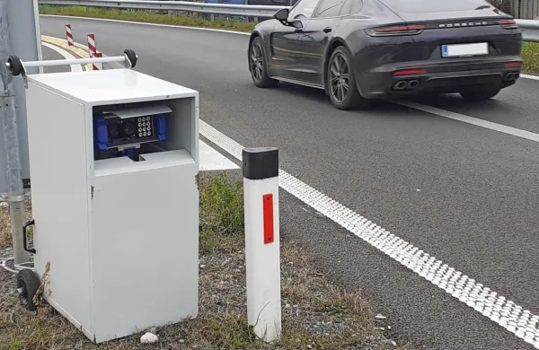 Nadzorna kamera ob robu izvoza iz hitre ceste preži na vozila brez 
vinjet.